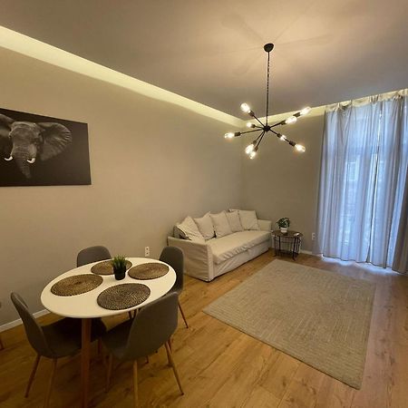 City Center 2, Cozy And Modern 2Br In The City Center Budapeste Exterior foto