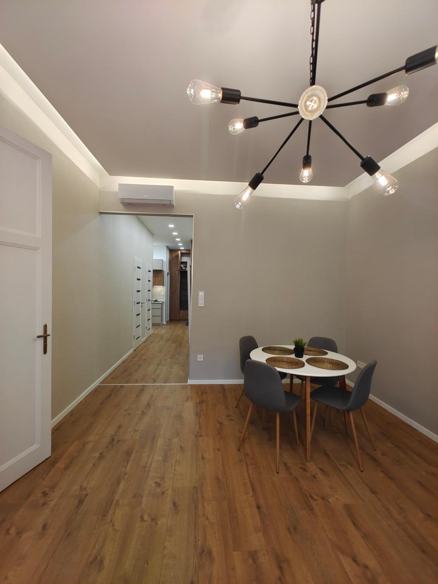 City Center 2, Cozy And Modern 2Br In The City Center Budapeste Exterior foto